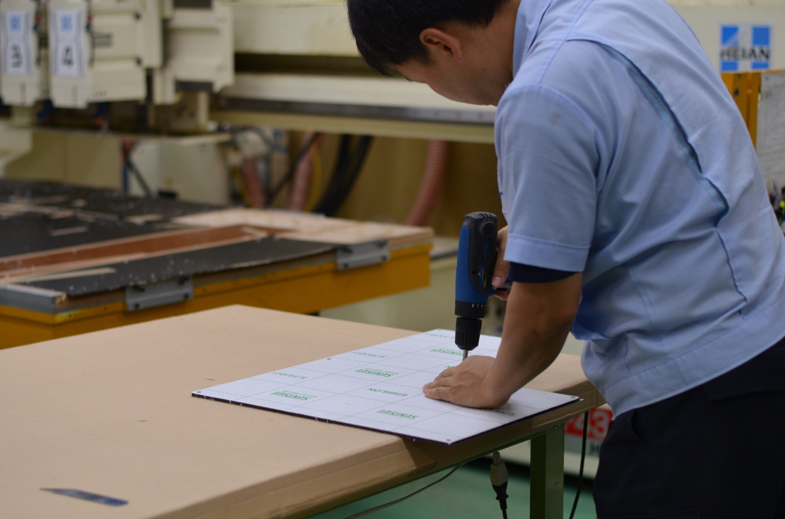 樹脂板を加工する職人